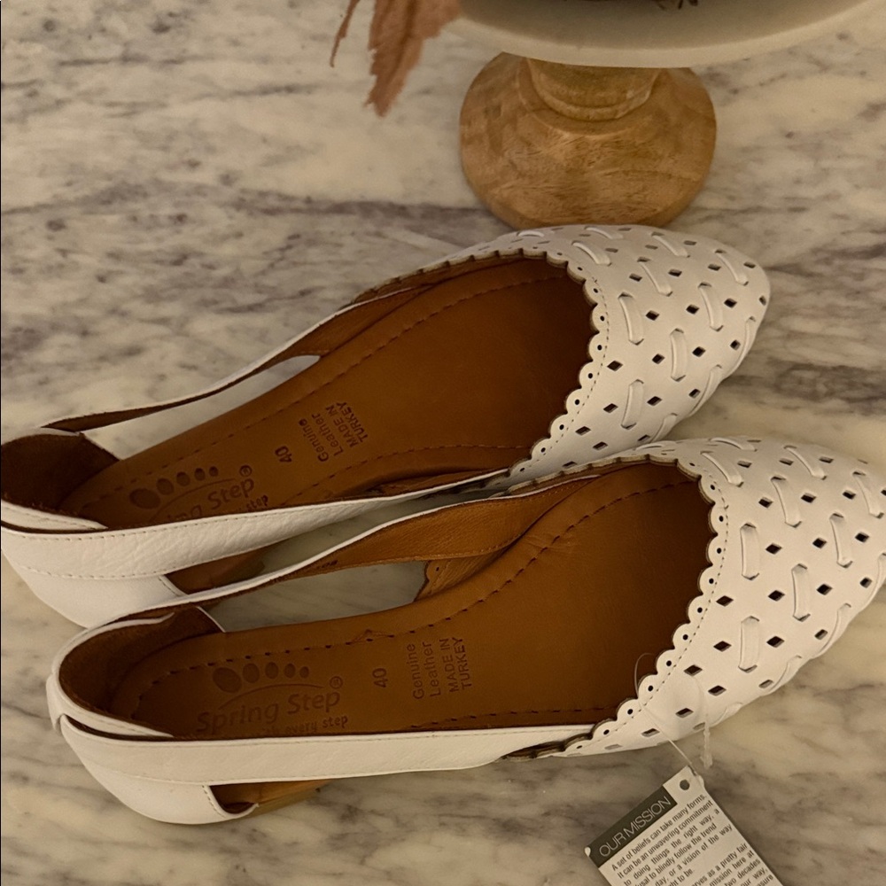 Spring Step Women's White Eslora Flats